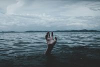 Wallpaper A Person Drowns Underwater