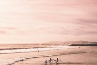 Wallpaper Several People Standing on Seashore