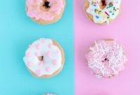 Wallpaper Six Assorted-Flavor Doughnuts