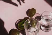 Wallpaper Two Clear Drinking Glasses with Kiwi Fruits