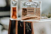 Wallpaper Clear Glass Perfume Bottle on White Table