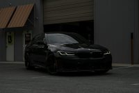 Wallpaper A Black Car Parked in Front of a Building