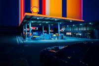 Wallpaper A Car Parked in Front of a Gas Station