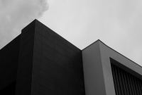 Wallpaper A Black and White Photo of a Tall Building