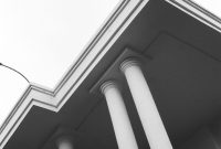 Wallpaper A Black and White Photo of a Building with Columns